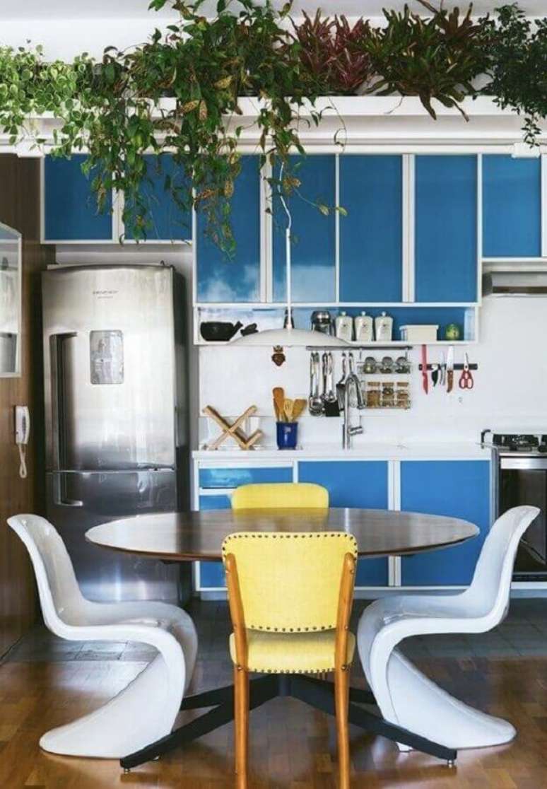 49. Decoração simples com estilo retrô com armário de cozinha azul e branco – Foto: Home Fashion Trend