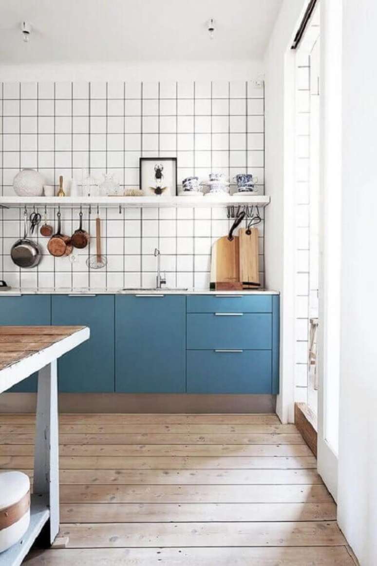 47. Decoração simples com armário de cozinha planejado azul – Foto: Apartment Therapy