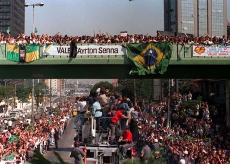 Funeral de Ayrton Senna, a maior comoção da história do Brasil.