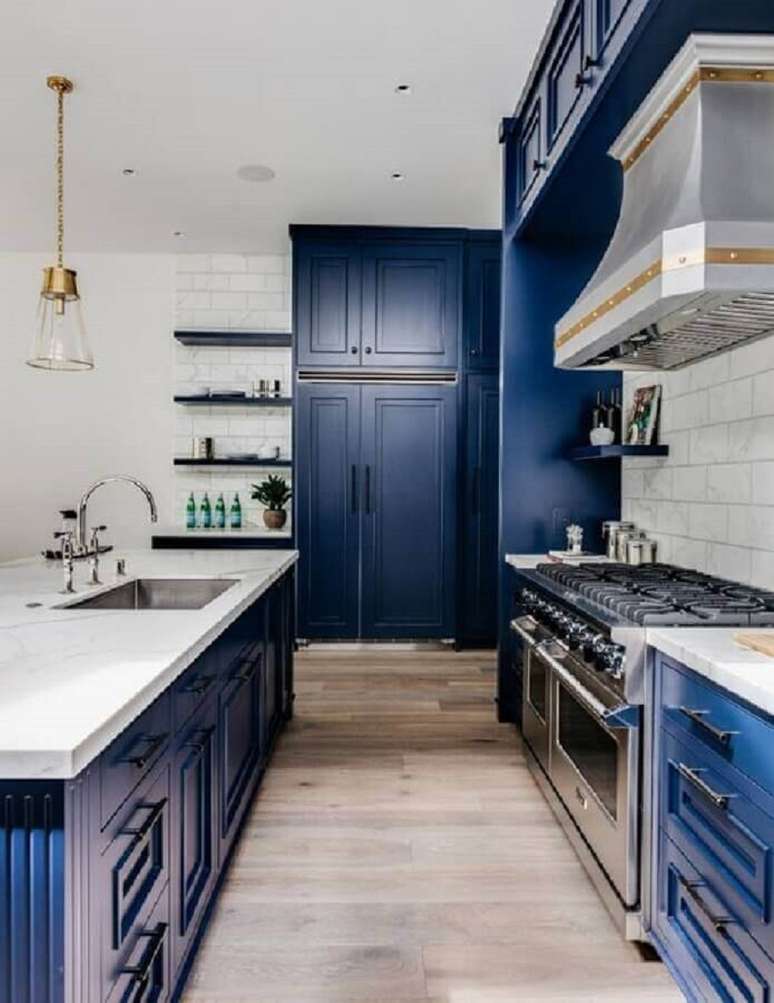 53. Decoração sofisticada com armário de cozinha azul marinho planejado – Foto: Houzz