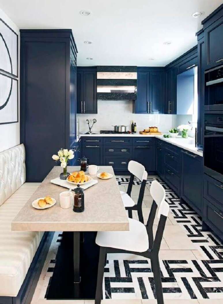 54. Cozinha planejada com banco estofado e armário de cozinha azul marinho – Foto: Homedit