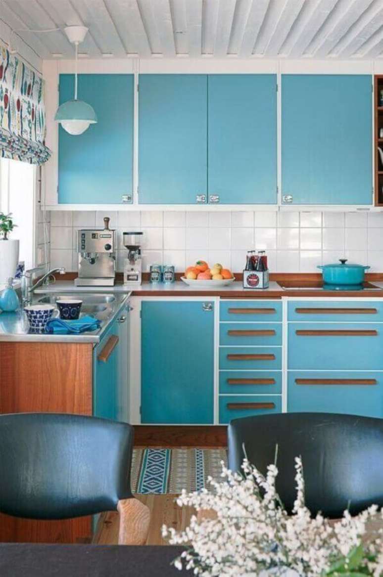 58. Decoração retrô com puxadores de madeira para armário de cozinha azul turquesa e branco – Foto: Ideias Decor