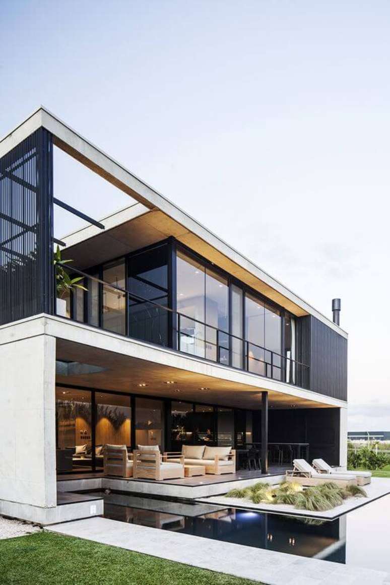 34. Fachada de casa moderna com vidro e piscina – Via: Portal de Arquitectos