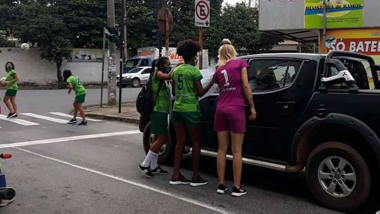 Jogadoras do Ipatinga pedem dinheiro no sinal a fim de arrecadar fundos para a disputa do Campeonato Mineiro