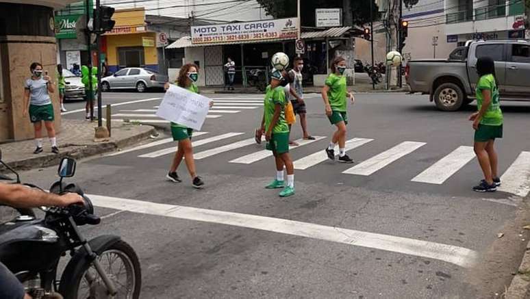 Atletas do futebol feminino do Ipatinga pedem dinheiro no sinal 