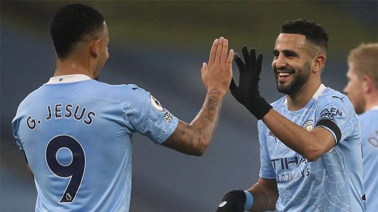 Gabrel Jesus e Mahrez comemoram um dos gols do Manchester City (Foto: AFP/Martin Rickett)