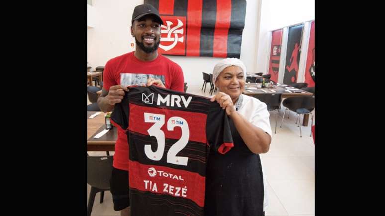 A homenagem do Flamengo à Tia Zezé, que deixa o clube após 32 anos (Foto: Alexandre Vidal/Flamengo)