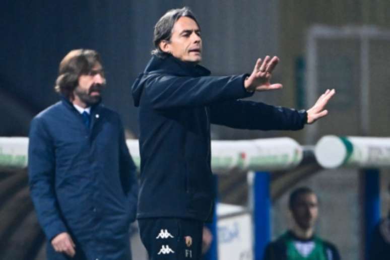 Inzaghi e Pirlo à beira do campo no jogo (Foto: ALBERTO PIZZOLI / AFP)