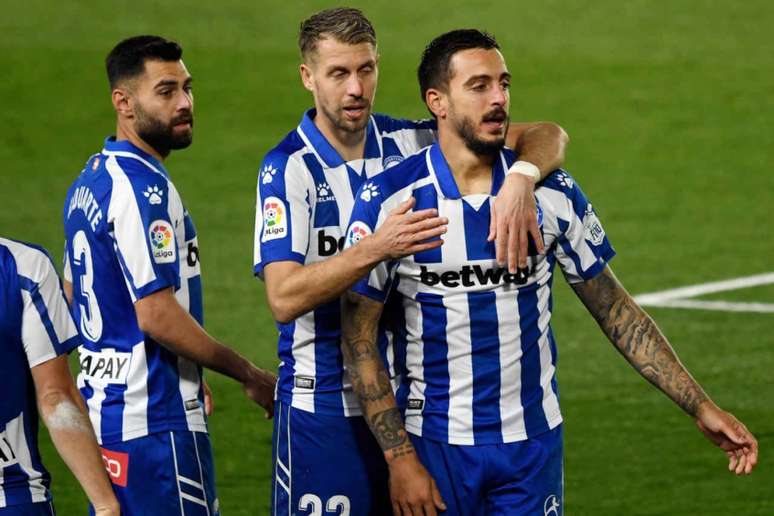 Alavés chegou aos 13 pontos no Campeonato Espanhol (Foto: PIERRE-PHILIPPE MARCOU / AFP)