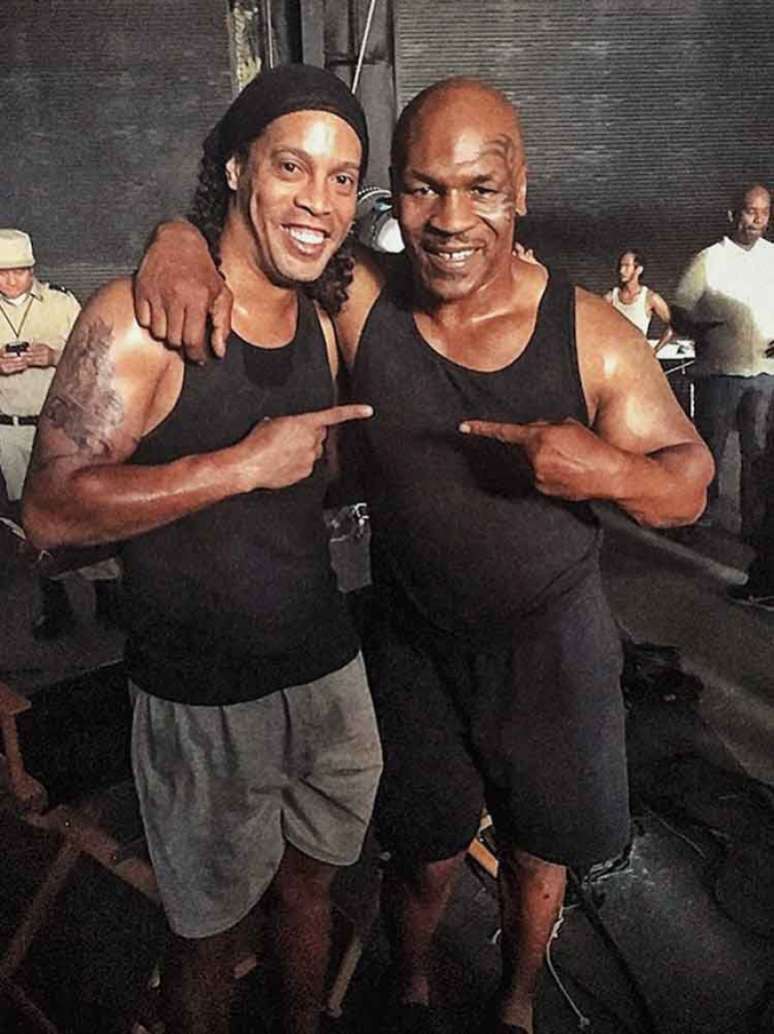 R10 publicou foto ao lado do amigo Mike Tyson (Foto: Reprodução/Instagram)