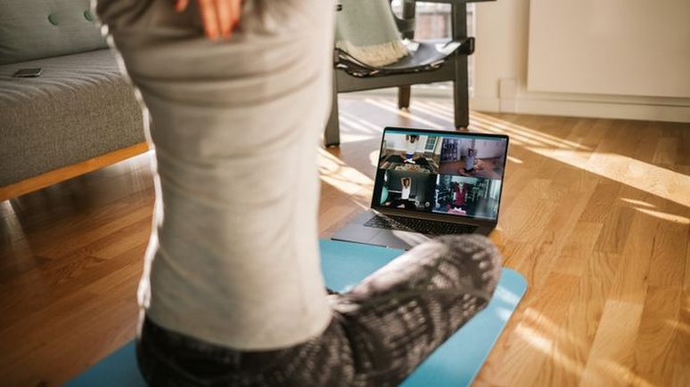 Em tempos de pandemia, aplicativos de vídeo chamada ajudam a conectar professores e alunos nas sessões de exercícios e permitem manter o condicionamento mesmo dentro de casa