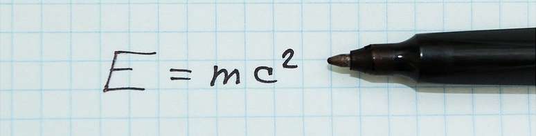 A famosa equa&ccedil;&atilde;o de de Einstein determina a equival&ecirc;ncia entre massa e energia