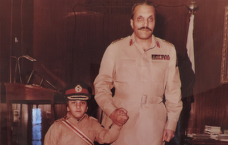 Jovem Zain Zia com seu pai, General Haq