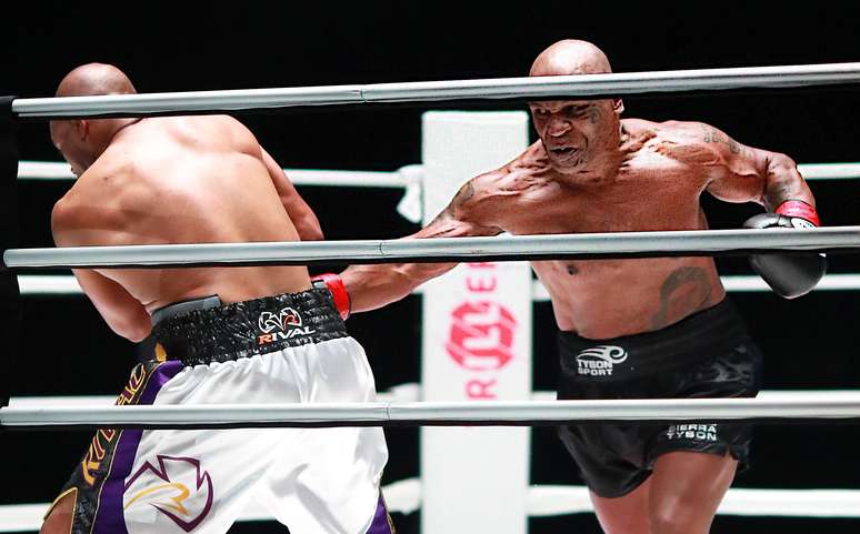 Mike Tyson tenta o golpe em Roy Jones Jr