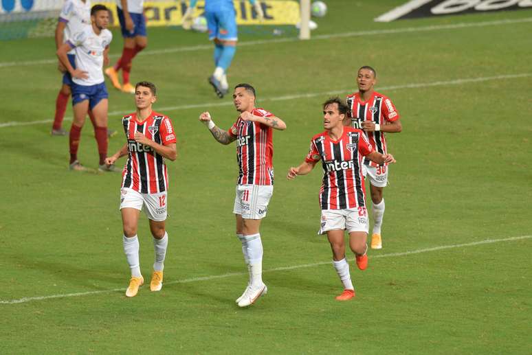 Luciano comemora gol contra o Bahia