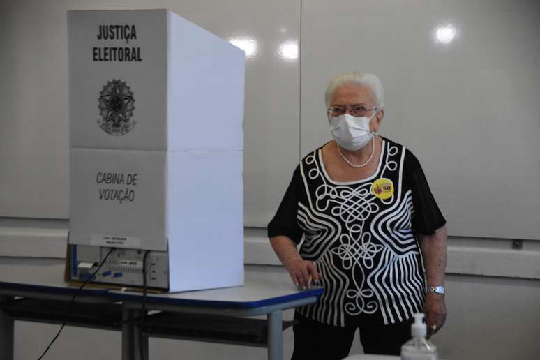 Candidata à vice-prefeita Luiza Erundina (PSOL), comparece para votar na Escola Rui Bloen em São Paulo