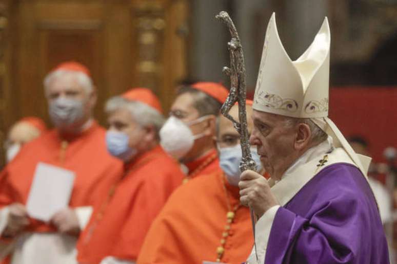Papa Francisco celebra missa com novos cardeais no Vaticano