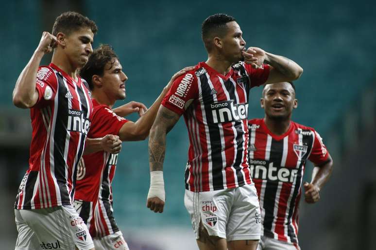 Luciano comemora um dos gols que marcou na vitória do São Paulo sobre o Bahia