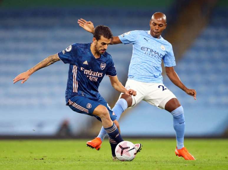 Fernandinho em ação pelo Manchester City na vitória sobre o Arsenal por 1 a 0 (Foto: ALEX LIVESEY / POOL / AFP)