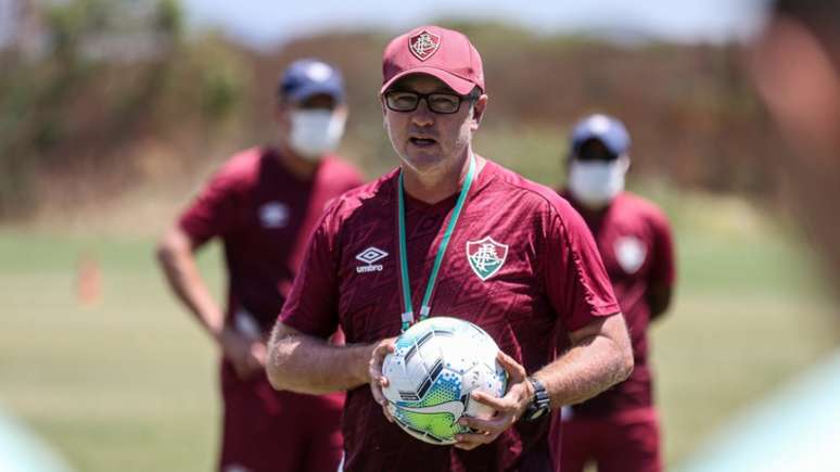 Odair comanda treinamento no Fluminense (Foto: LUCAS MERÇON / FLUMINENSE)