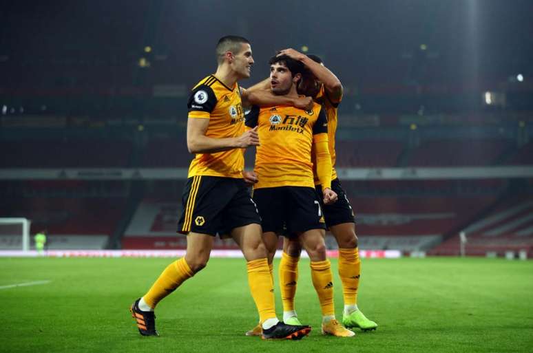 Pedro Neto, ao centro do trio, marcou gol que abriu o placar do jogo em Londres (Foto: JULIAN FINNEY / POOL / AFP)