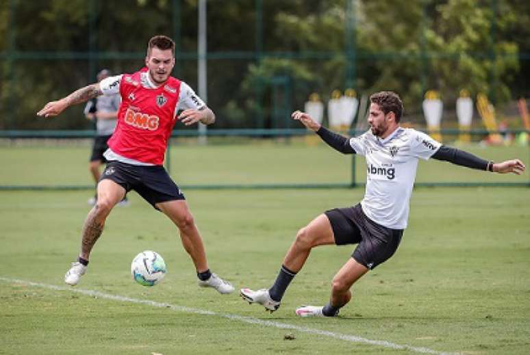 Gabriel, em disputa com Nathan, voltou aos trabalhos na Cidade do Galo, mas não deve estar pronto para o duelo com o Internacional-(Bruno Cantini/Agência Galo)