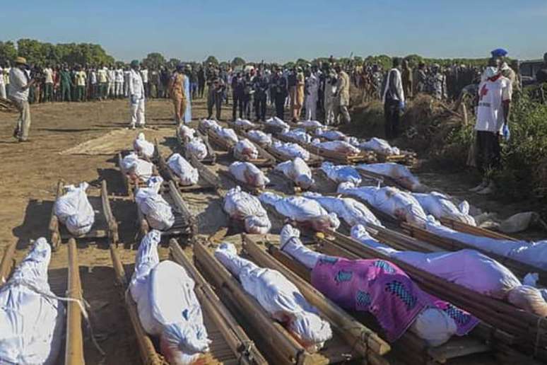 Enterro de vítimas de massacre em Borno, no norte da Nigéria