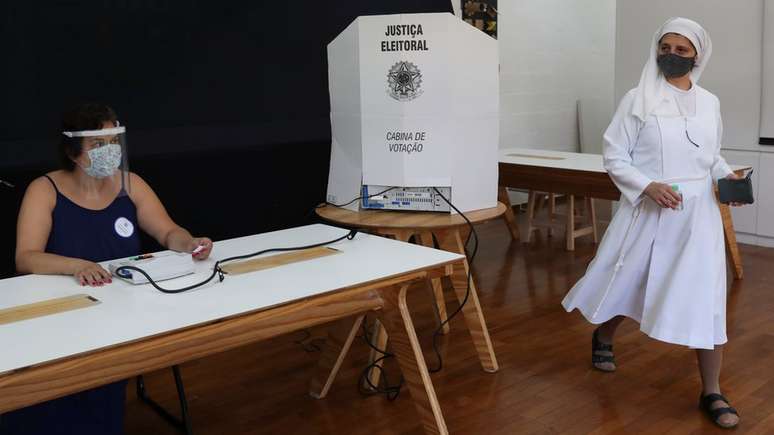 Freira vota no segundo turno em São Paulo no dia 29 de novembro de 2020