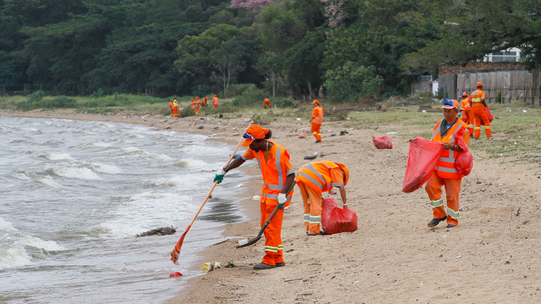 Limpeza em praia gaúcha, em foto de arquivo; Plano Nacional de Combate ao Lixo no Mar está paralisado desde março deste ano devido à pandemia e sem previsão de retorno