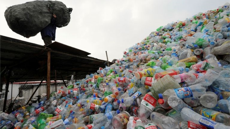 Lixo plástico na China; para especialista, "é preciso reduzir o consumo do que não é potencialmente reciclável e manter na cadeia de valor o que é"