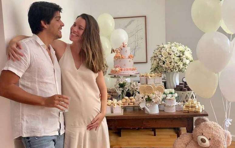 Nathalia Dill e seu marido, Pedro Curvello, fazem chá de bebê para Eva, primeira filha do casal