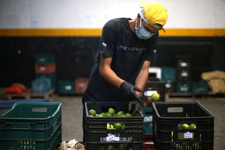 Trabalhador prepara alimentos para transporte em cidade de Piedade, SP
08/04/2020
REUTERS/Rahel Patrasso