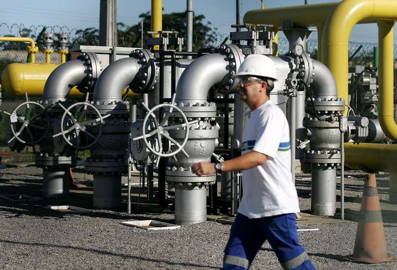 Trabalhador em estação de regulação de gás natural em Cubatão (SP) 
03/05/2006
REUTERS/Caetano Barreira