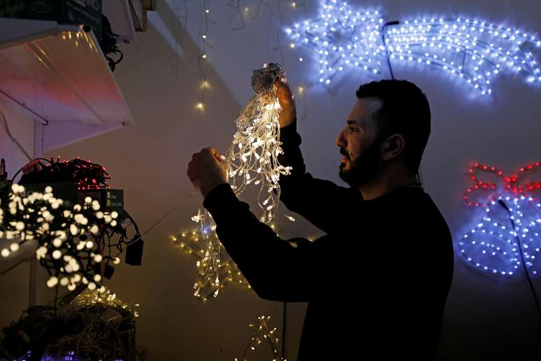 Palestino decora sua loja para temporada natalina
26/11/2020
REUTERS/Mussa Qawasma