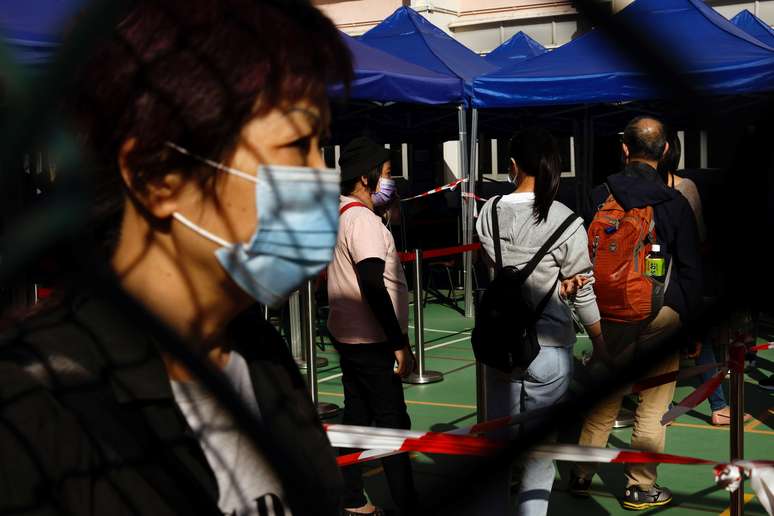 Pessoas fazem fila em centro de realização de testes para detecção de Covid-19 em Hong Kong
30/11/2020 REUTERS/Tyrone Siu