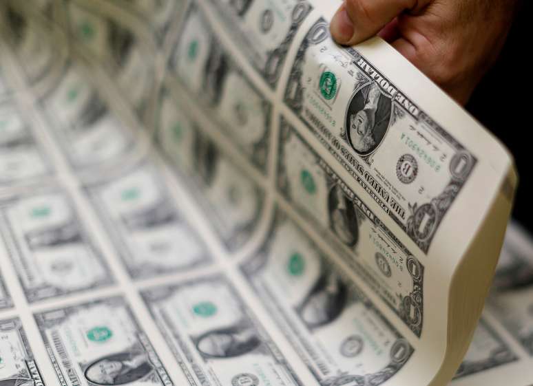 Notas de 1 dólar são inspecionadas após impressão em Washington
 14/11/2014   REUTERS/Gary Cameron