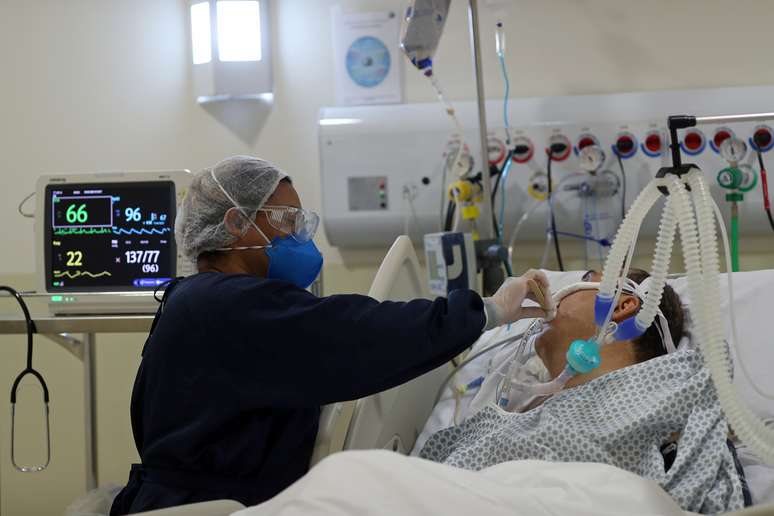 Enfermeira trata de paciente infectado com o novo coronavírus em hospital em São Paulo
03/06/2020
REUTERS/Amanda Perobelli