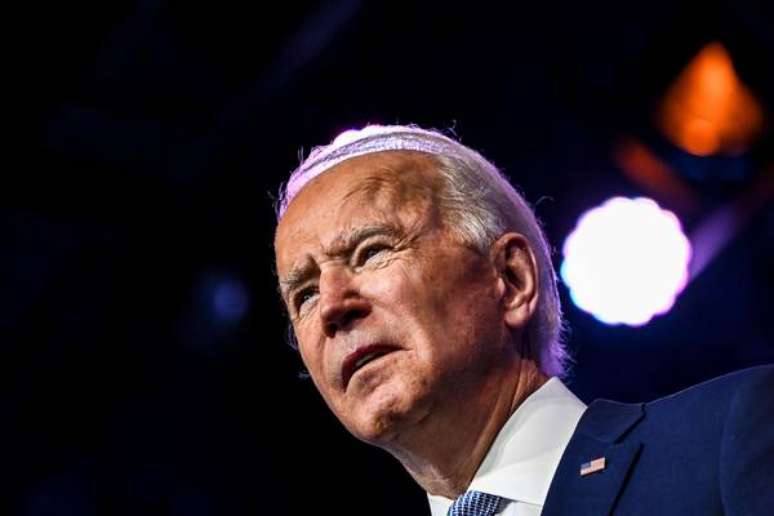 Biden sofreu fratura no pé e precisará usar bota ortopédica 'por semanas', conforme seu médico