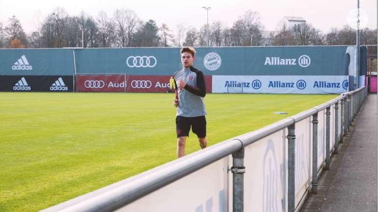 Kimmich correndo em volta do gramado no CT do Bayern (Foto: Reprodução / Bayern de Munique)