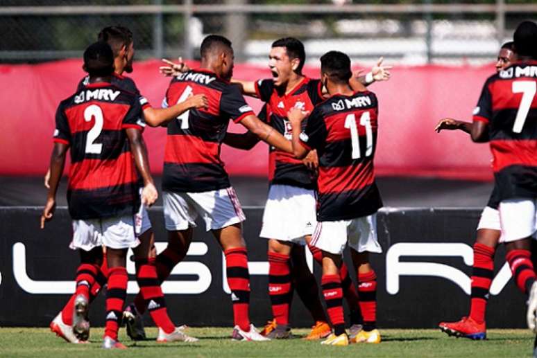 Jogadores do Flamengo comemoram gol na partida (Foto: Gilvan de Souza/CRF)