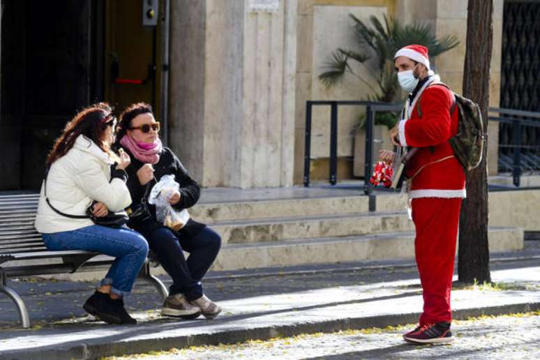 Homem vestido de Papai Noel no centro de Nápoles, sul da Itália