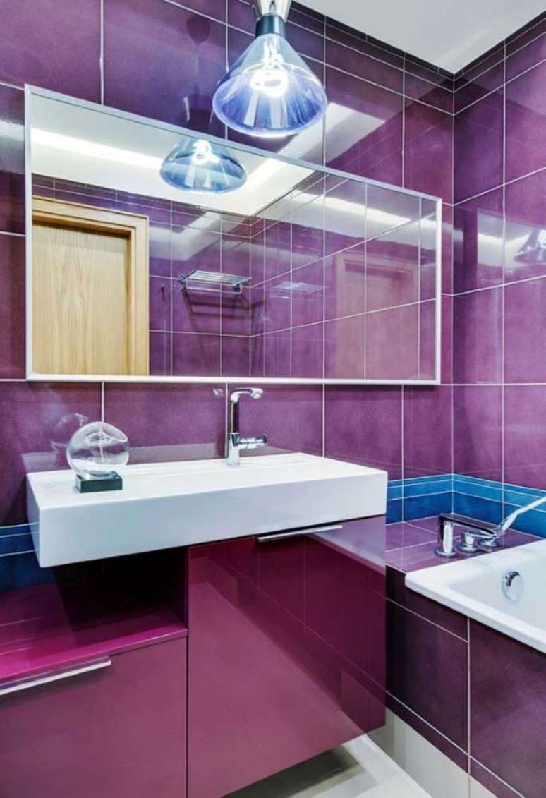 68. Banheiro roxo – Via: Pinterest