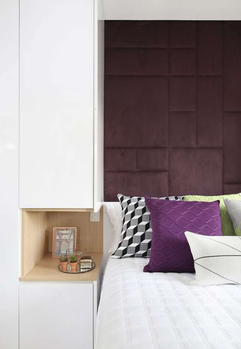 64. Cabeceira roxa no quarto moderno – Via: Casa de Valentina