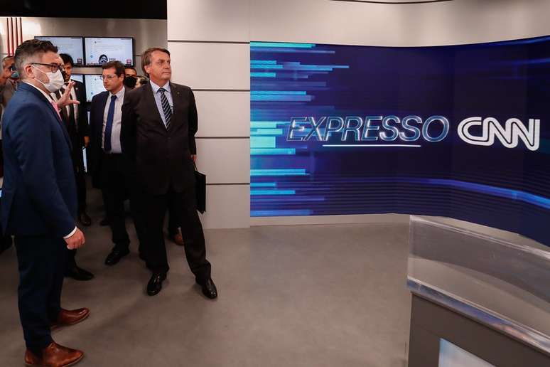 Bolsonaro no cenário de um dos telejornais do canal