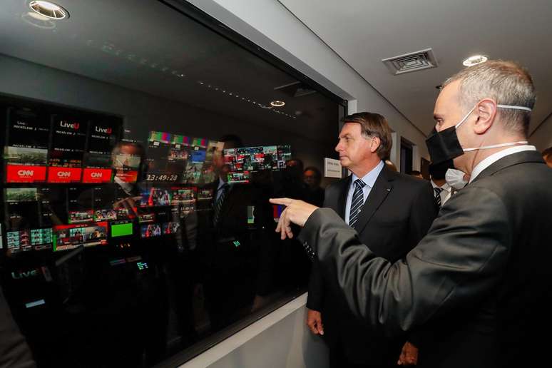 Bolsonaro observa o switcher de onde a equipe controla a exibição dos programas