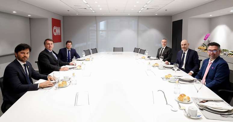 O presidente no café oferecido a ele pela cúpula da CNN Brasil