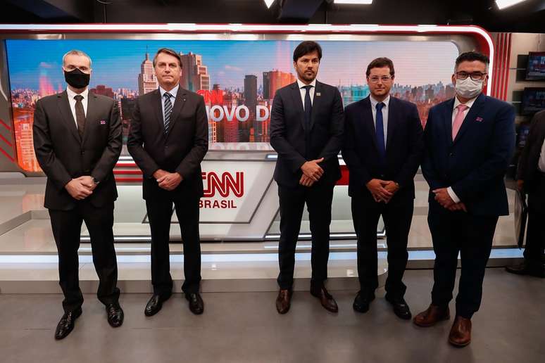  O vice-presidente de jornalismo Leandro Cipoloni, Bolsonaro, o ministro das Comunicações Fábio Faria, o chefe da Secretaria de Comunicação da Presidência Fabio Wajngarten e o vice-presidente de conteúdo Americo Martins