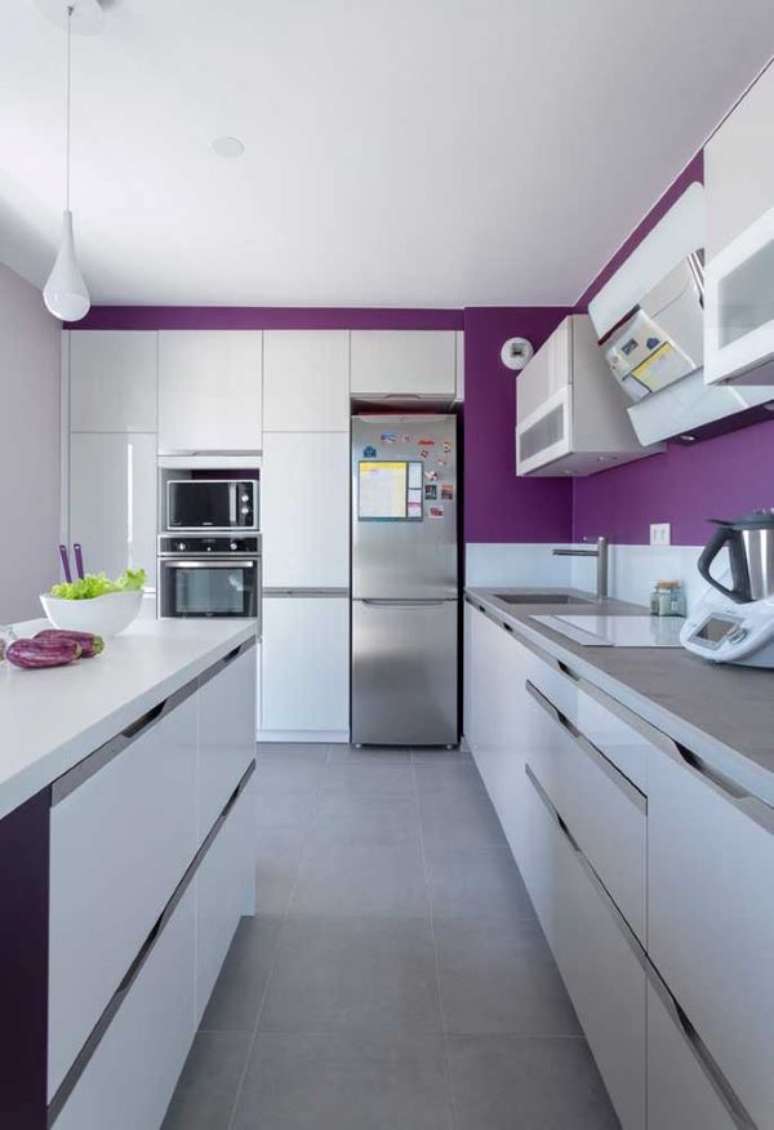 65. Cozinha em tons de roxo e branco – Via: Pinterest