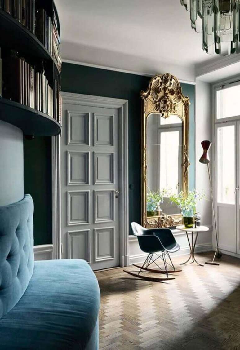 17. Decora&ccedil;&atilde;o cl&aacute;ssica e sofisticada para hall de entrada com espelho grande vintage &ndash; Foto: Home Fashion Trend