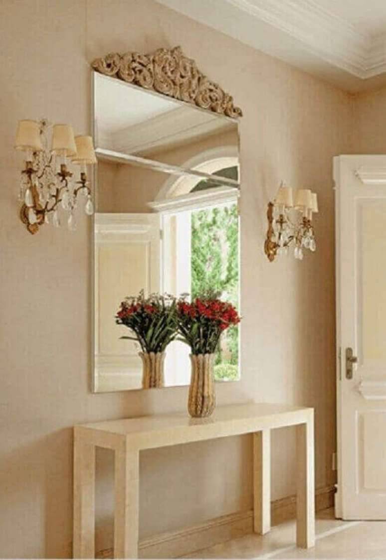 18. Decora&ccedil;&atilde;o em tons de bege para hall de entrada com espelho com detalhes cl&aacute;ssico &ndash; Foto: Apartment Therapy